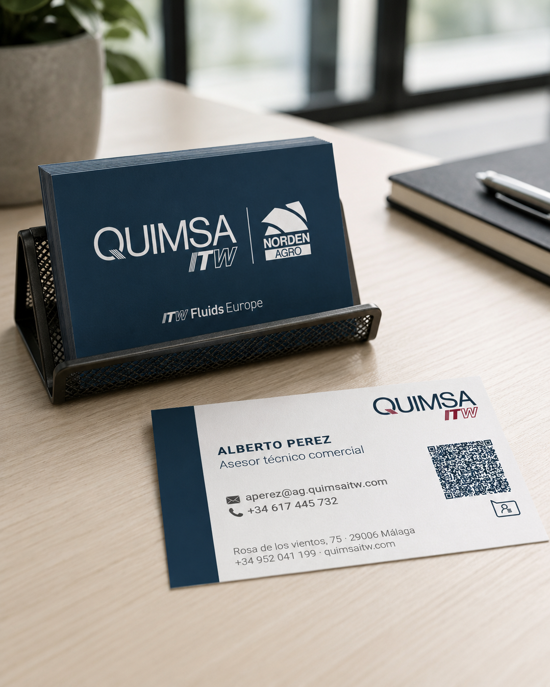 Soporte de tarjetas de visita corporativas de Quimsa ITW sobre un escritorio